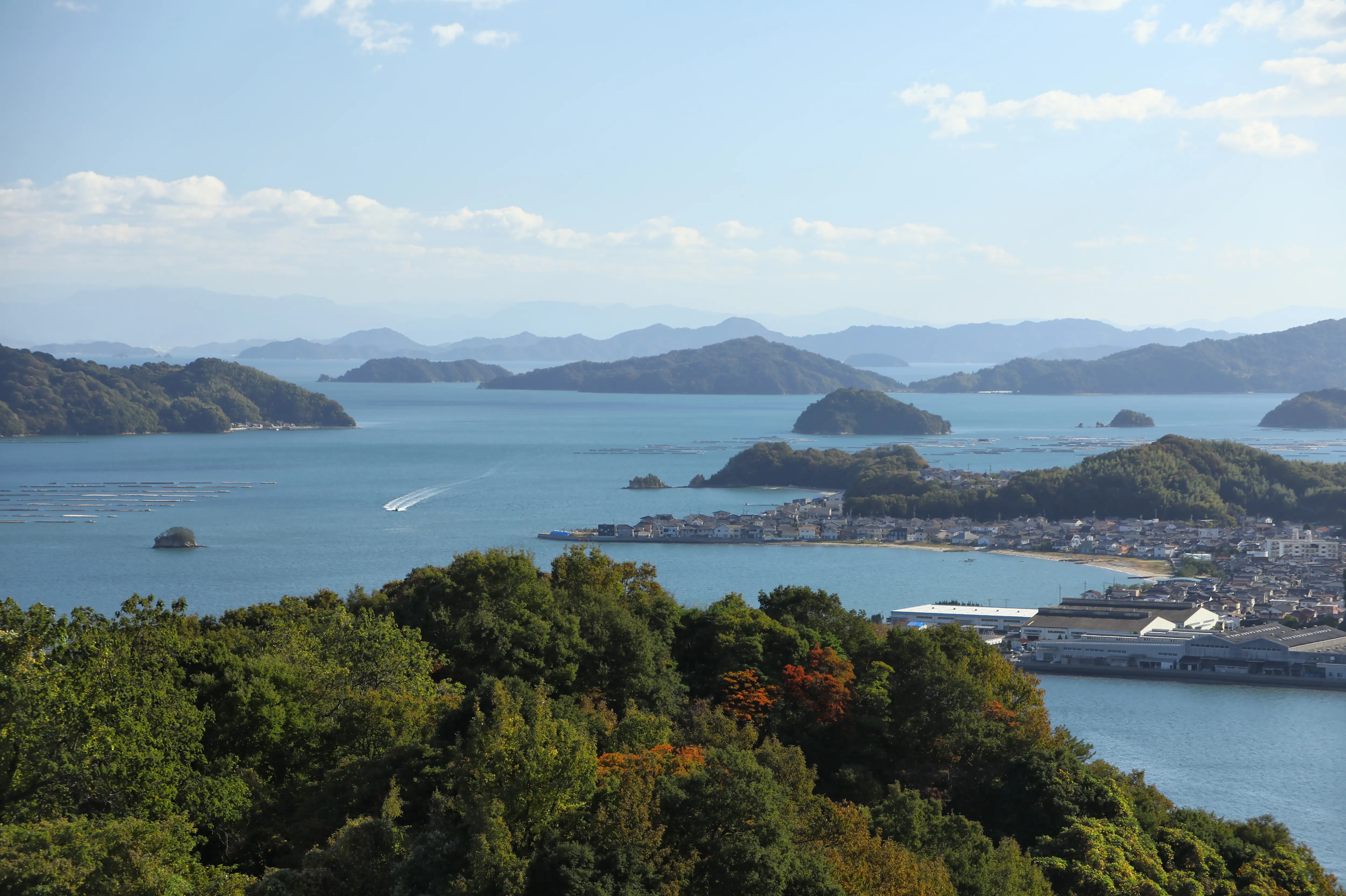 瀬戸内海に浮かぶ島々と呉の海辺の風景