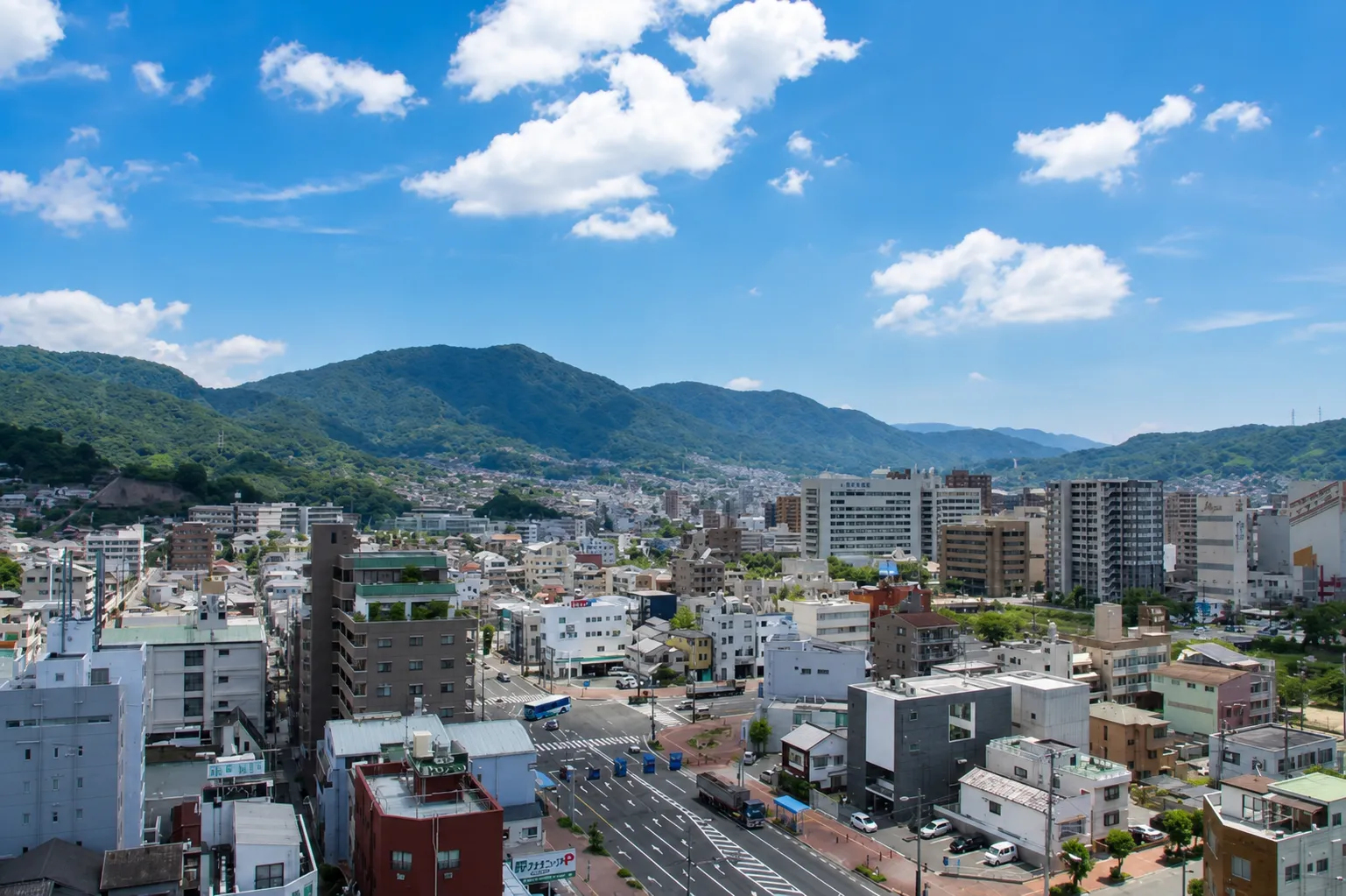 呉市街と山並みの風景